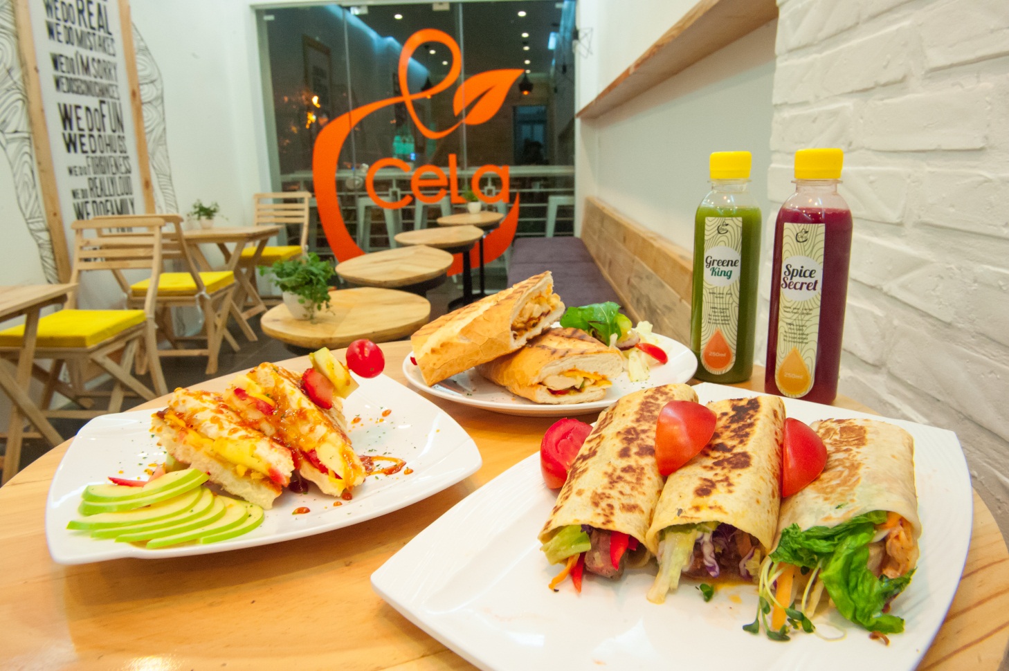 Thưởng thức bánh mì cuộn “wrap” siêu hấp dẫn lần đầu tiên có mặt tại Việt Nam - Ảnh 1.