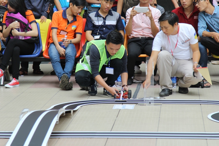 Ng&agrave;nh C&ocirc;ng nghệ kỹ thuật &ocirc; t&ocirc; trải thảm đỏ đ&oacute;n người t&agrave;i - Ảnh 2.