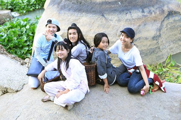 Ngắm d&agrave;n sao nh&iacute; đ&aacute;ng y&ecirc;u tại trường quay Hoa Thi&ecirc;n Cốt Việt - Ảnh 1.