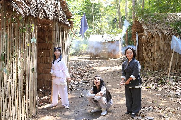 Ngắm d&agrave;n sao nh&iacute; đ&aacute;ng y&ecirc;u tại trường quay Hoa Thi&ecirc;n Cốt Việt - Ảnh 2.
