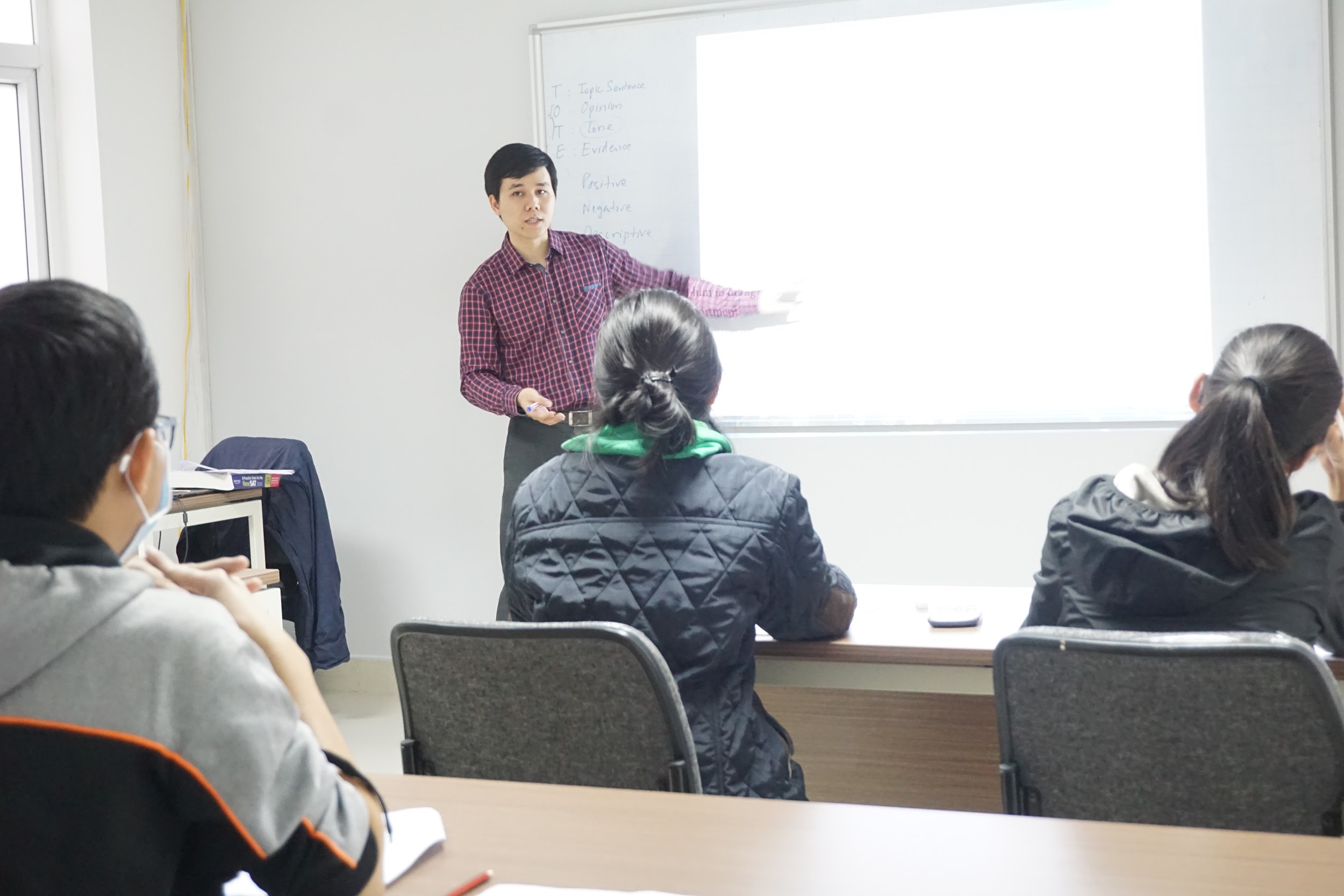 Thi thử v&agrave; chữa b&agrave;i New SAT c&ugrave;ng Clever Academy - Ảnh 2.