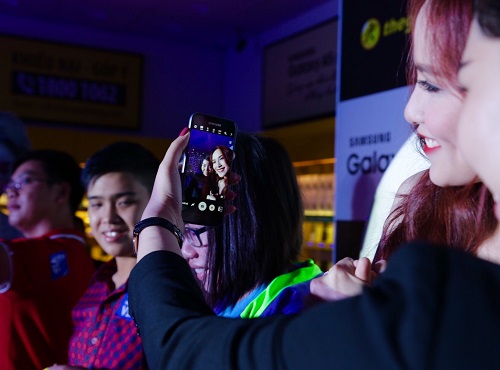 Ngọc Hân, Lan Khuê khoe vẻ đẹp gợi cảm cùng trải nghiệm Galaxy S7 - Ảnh 8.