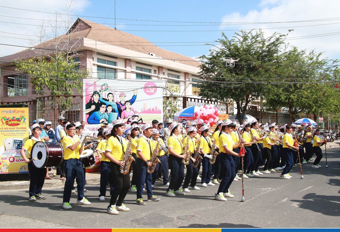 Rực rỡ lễ hội Carnival - Khai trương showroom điện thoại Mobifone Tân An - Ảnh 2.