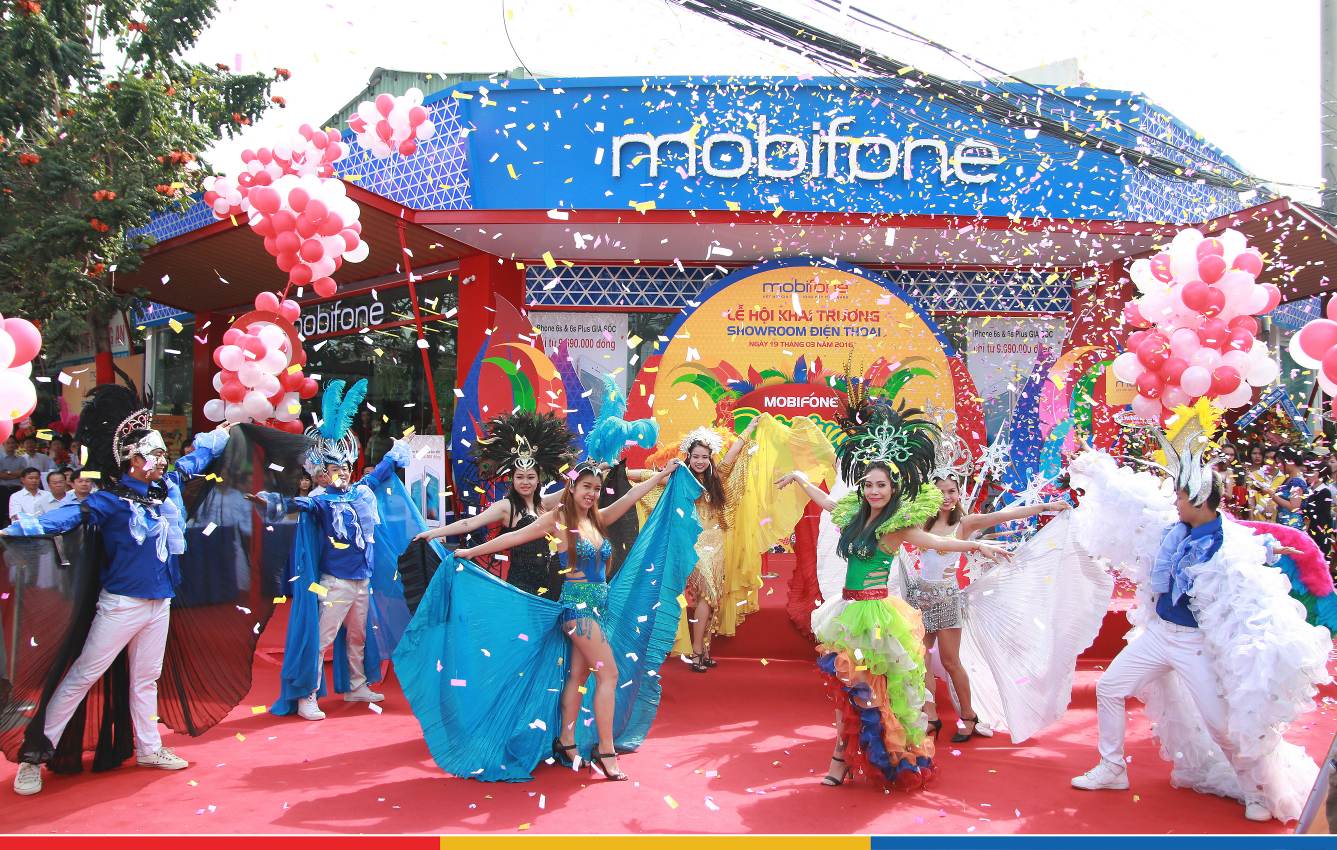 Rực rỡ lễ hội Carnival - Khai trương showroom điện thoại Mobifone Tân An - Ảnh 3.