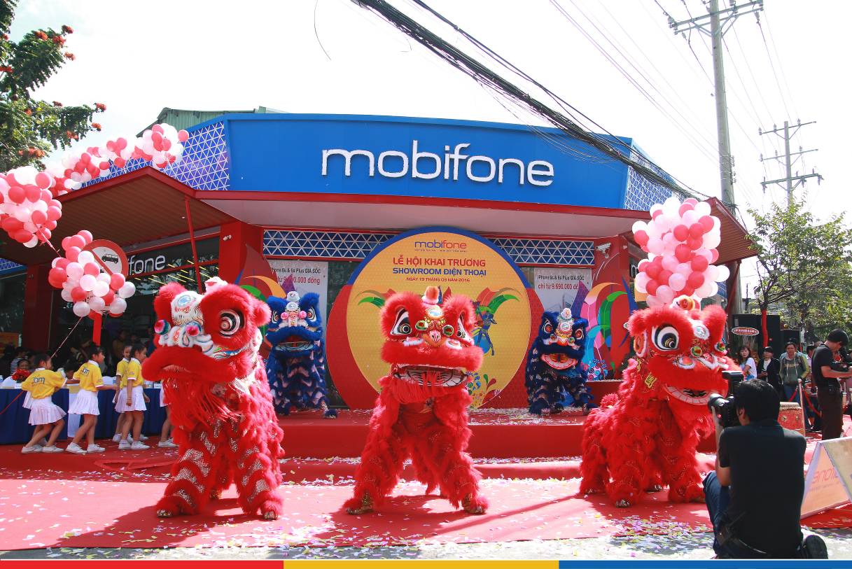 Rực rỡ lễ hội Carnival - Khai trương showroom điện thoại Mobifone Tân An - Ảnh 4.