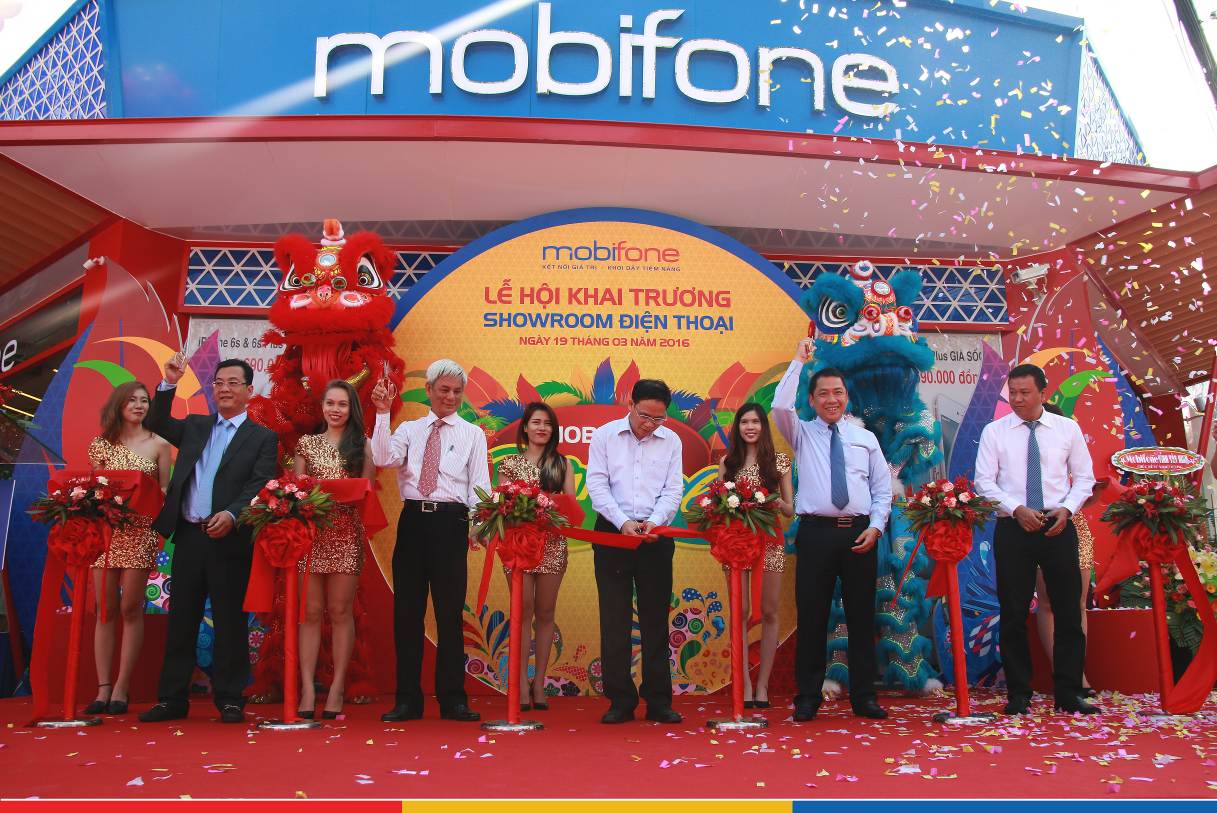 Rực rỡ lễ hội Carnival - Khai trương showroom điện thoại Mobifone Tân An - Ảnh 5.