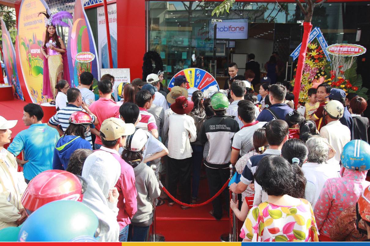 Rực rỡ lễ hội Carnival - Khai trương showroom điện thoại Mobifone Tân An - Ảnh 6.