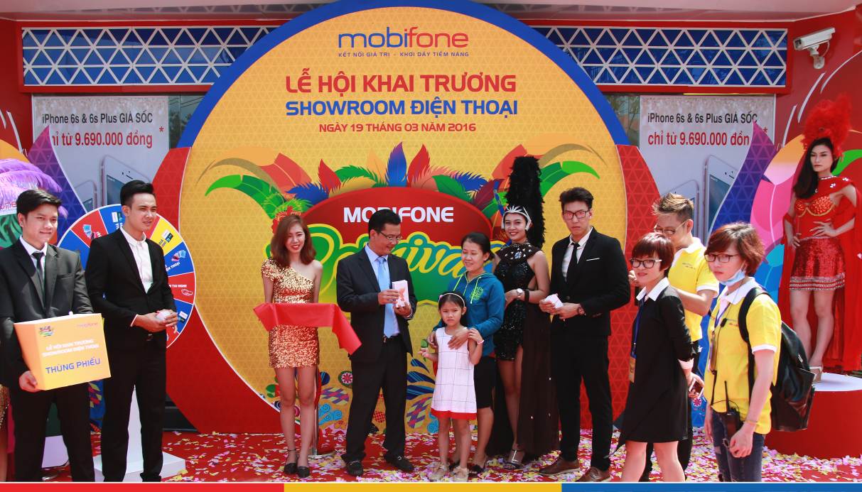 Rực rỡ lễ hội Carnival - Khai trương showroom điện thoại Mobifone Tân An - Ảnh 7.