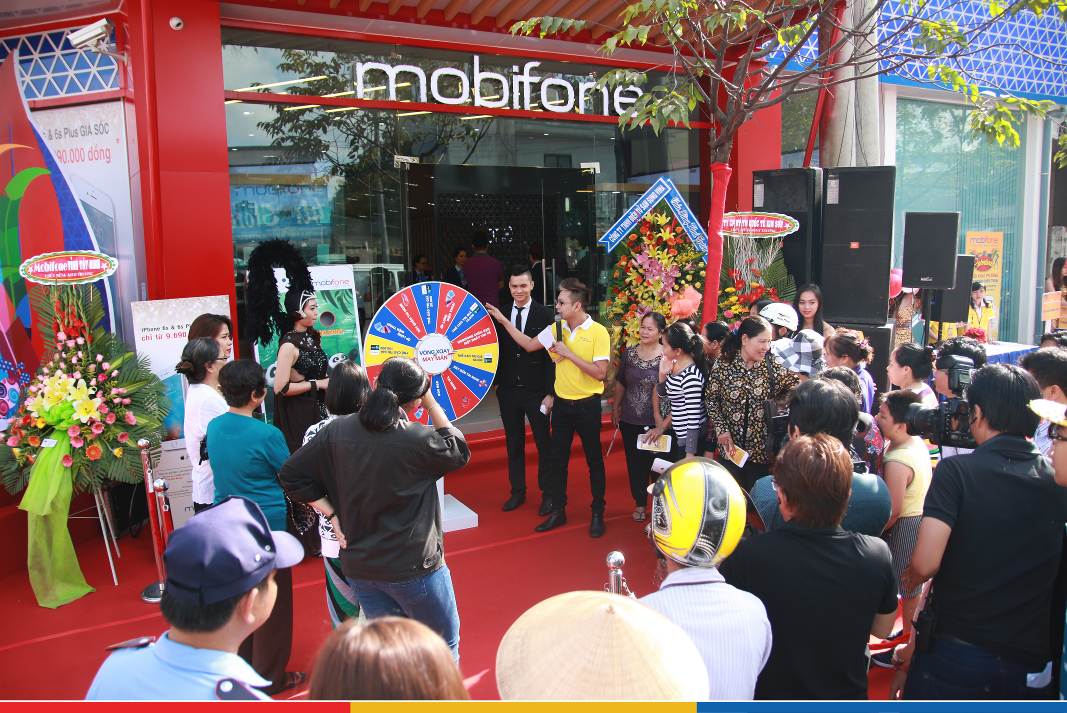 Rực rỡ lễ hội Carnival - Khai trương showroom điện thoại Mobifone Tân An - Ảnh 8.