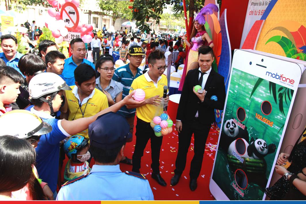 Rực rỡ lễ hội Carnival - Khai trương showroom điện thoại Mobifone Tân An - Ảnh 9.