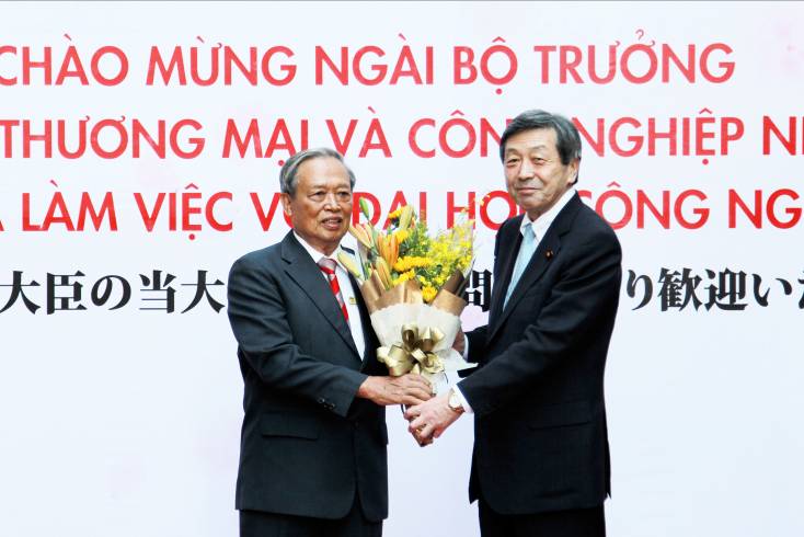 Hơn 700 sinh vi&ecirc;n&nbsp;HUTECH h&aacute;o hức tr&ograve; chuyện c&ugrave;ng Bộ trưởng Nhật Bản - Ảnh 4.