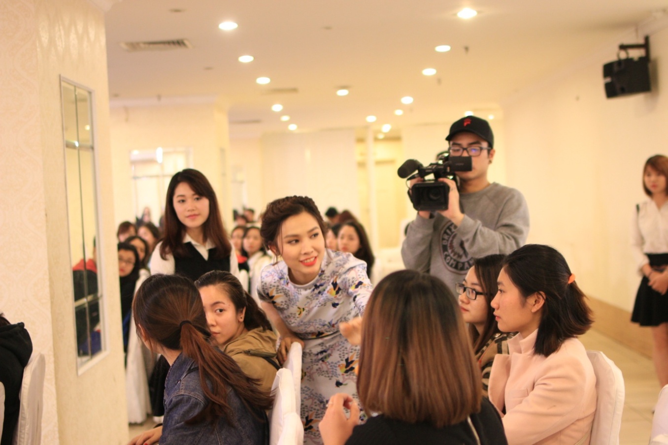 Ngỡ ng&agrave;ng v&igrave; sự kh&aacute;c nhau của c&ocirc; g&aacute;i trước v&agrave; sau khi Make over - Ảnh 3.