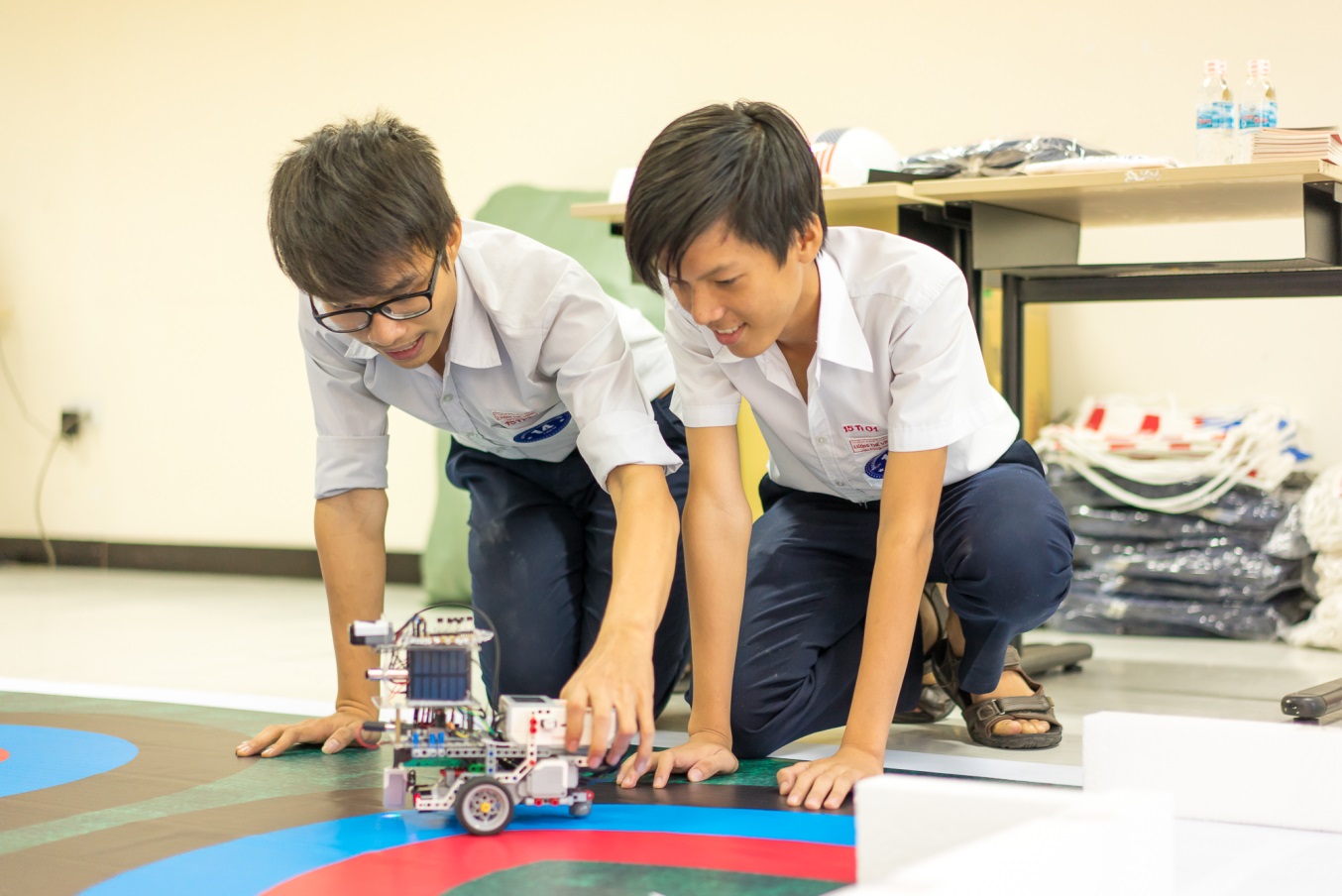 Lộ diện đội v&ocirc; địch cuộc thi SaigonTech SRobot lần IV 2016 - Ảnh 1.