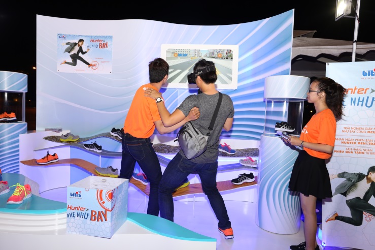 Hoàng Yến Chibi và VJ Quang Bảo ‘toát mồ hôi’ với trải nghiệm săn giày bằng game thực tế ảo - Ảnh 4.