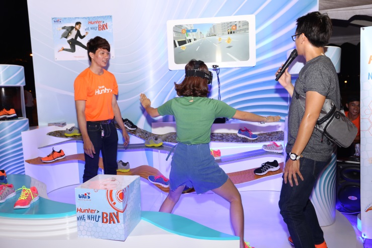 Hoàng Yến Chibi và VJ Quang Bảo ‘toát mồ hôi’ với trải nghiệm săn giày bằng game thực tế ảo - Ảnh 5.