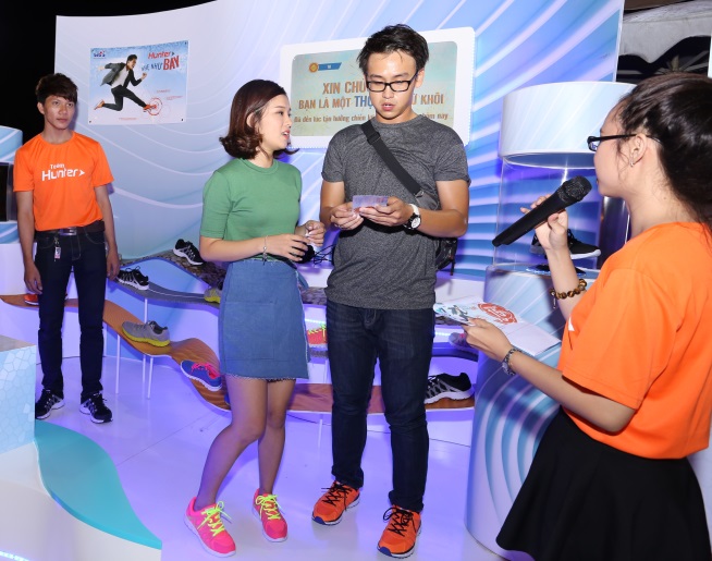Hoàng Yến Chibi và VJ Quang Bảo ‘toát mồ hôi’ với trải nghiệm săn giày bằng game thực tế ảo - Ảnh 6.