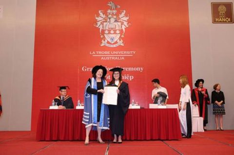 Chương tr&igrave;nh li&ecirc;n kết ĐH La Trobe - ĐH H&agrave; Nội tổ chức lễ tốt nghiệp năm 2016 - Ảnh 5.