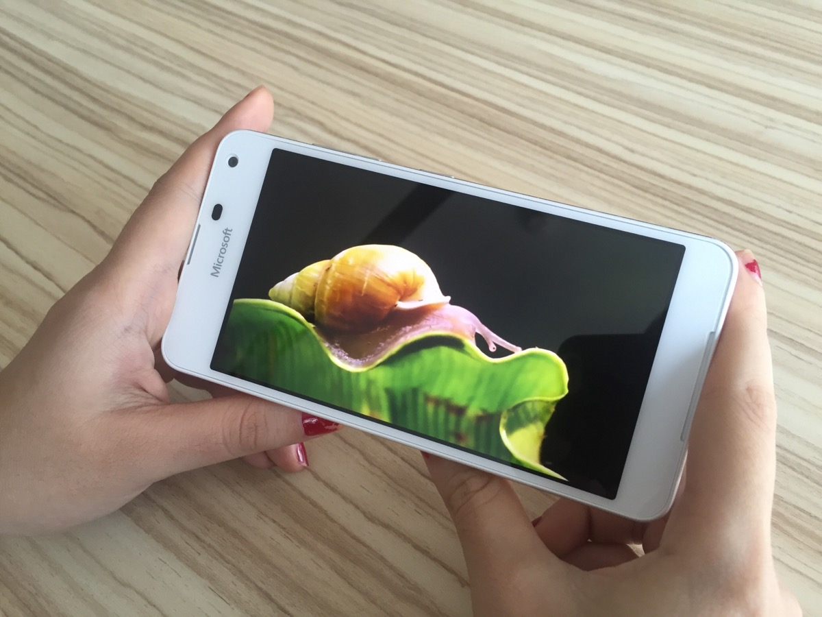 Microsoft Lumia 650: Thiết kế đẹp, cấu hình khá, giá chỉ 3.990.000VNĐ - Ảnh 4.
