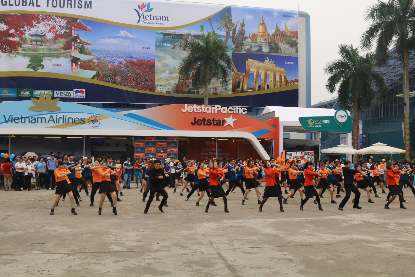 Jetstar Pacific và Vietnam Airline đồng diễn flashmob “một nhà” cực đỉnh - Ảnh 2.