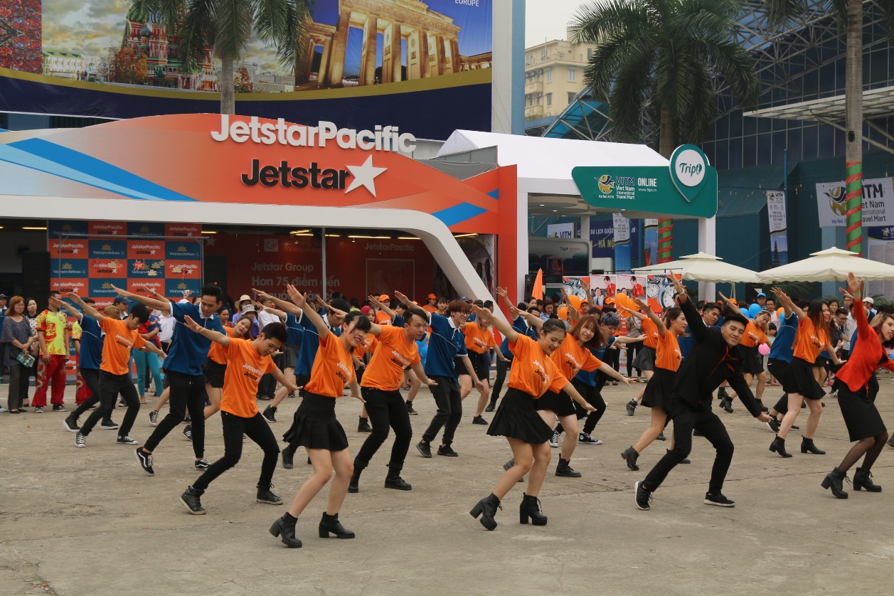 Jetstar Pacific và Vietnam Airline đồng diễn flashmob “một nhà” cực đỉnh - Ảnh 3.