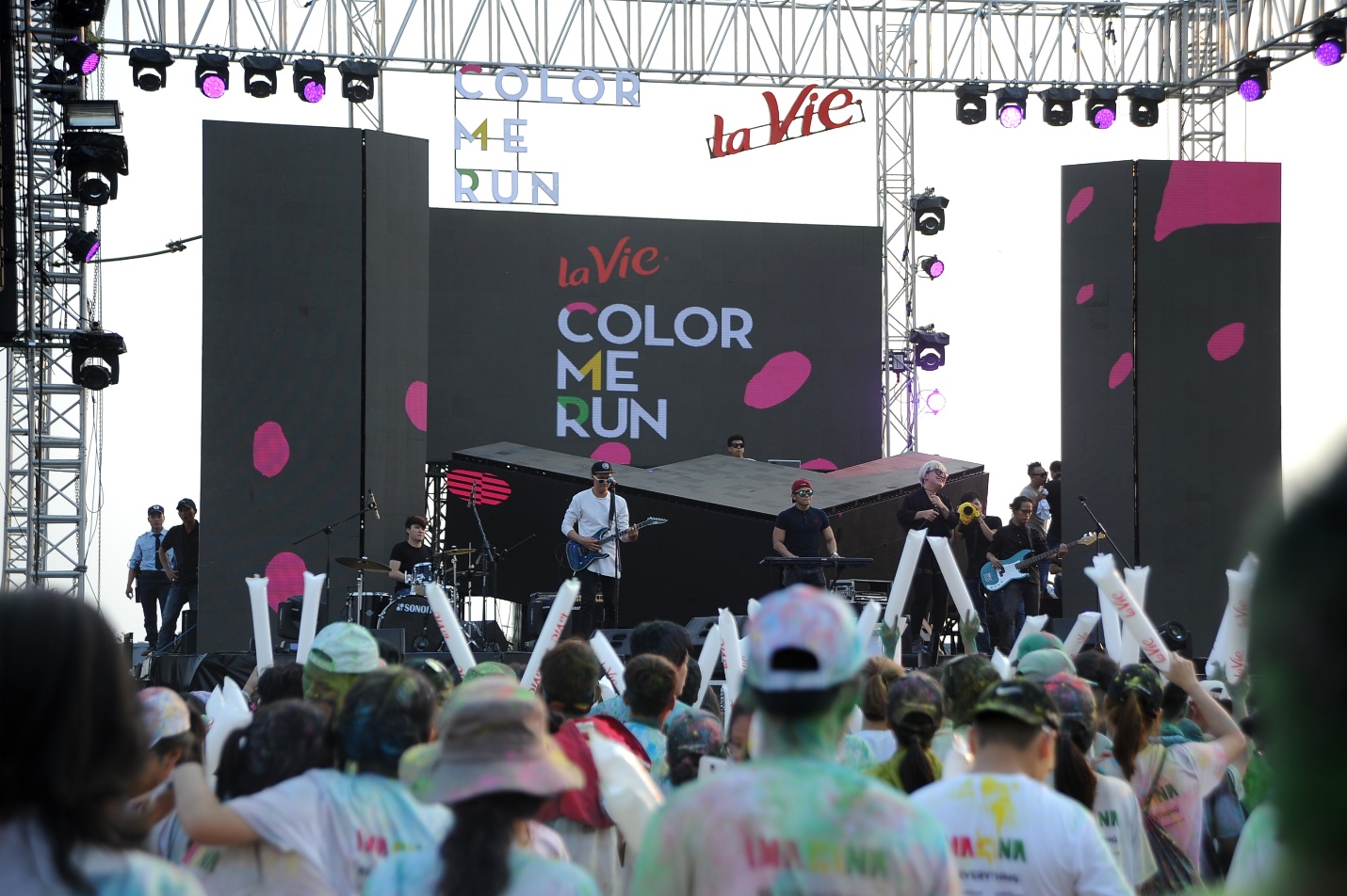Giới trẻ H&agrave; Nội h&agrave;o hứng săn 1.000 v&eacute; La Vie Color Me Run - Ảnh 5.