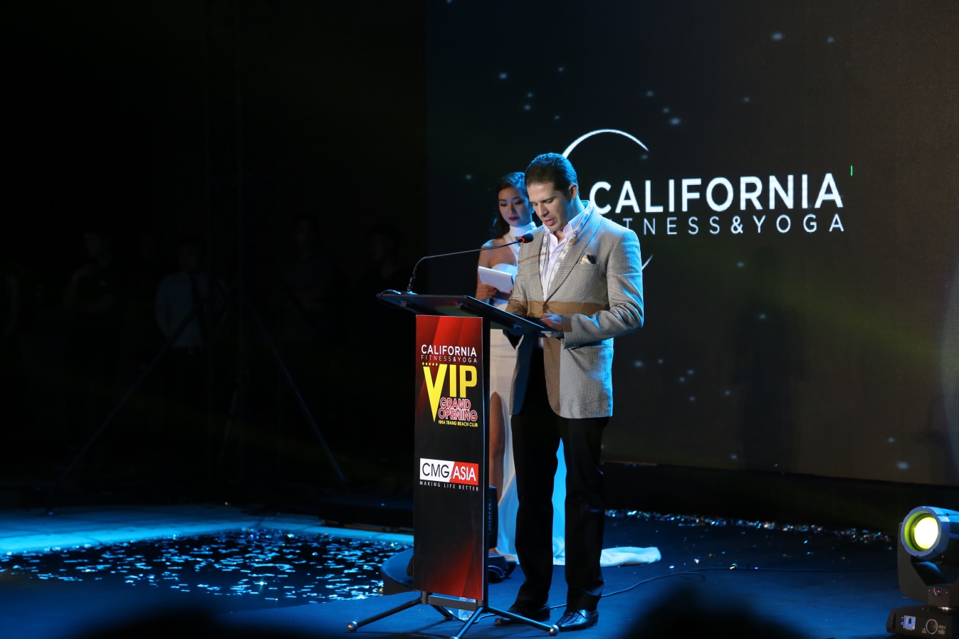 Hồ Vĩnh Khoa nam t&iacute;nh với suit lịch l&atilde;m dự si&ecirc;u event California Nha Trang - Ảnh 2.