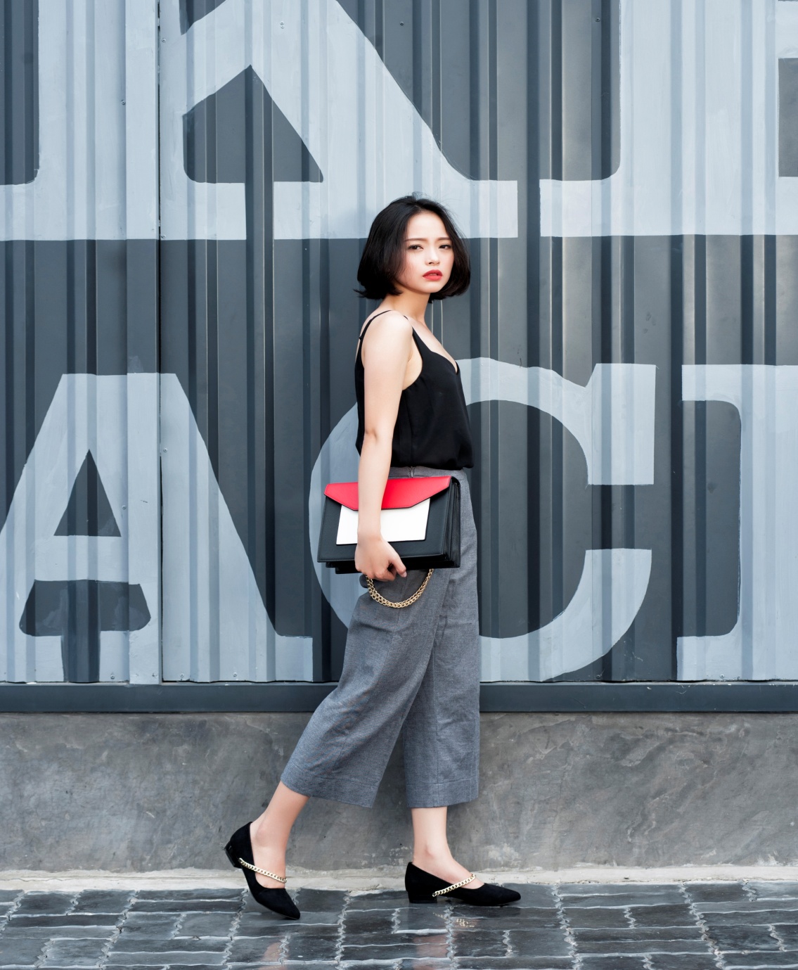 Streetstyle không thể rời mắt với phụ kiện tối giản mà ấn tượng - Ảnh 1.