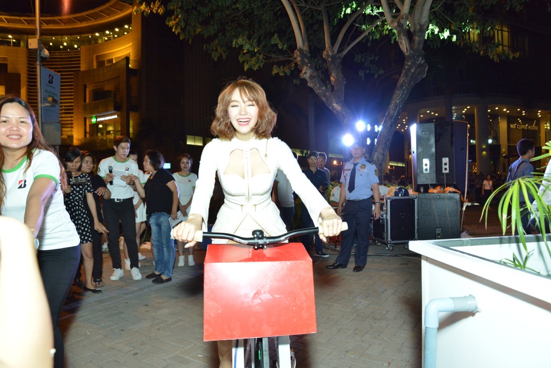 Minh Hằng đạp xe đạp dự sự kiện bảo vệ môi trường - Ảnh 1.