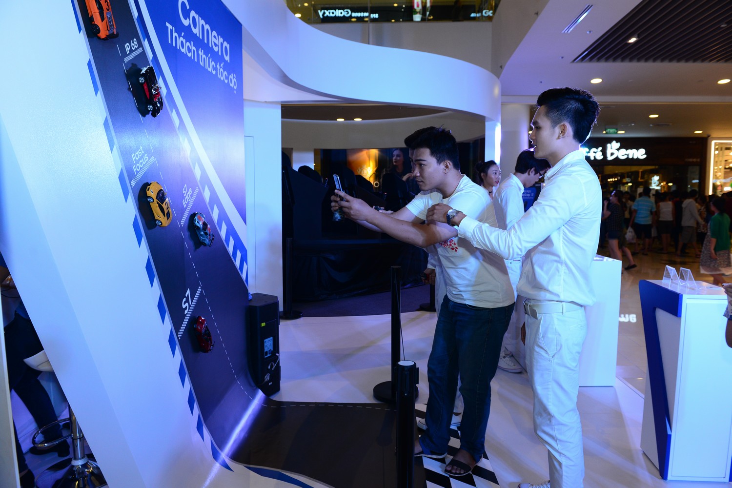Thanh Hằng, C&ocirc;ng Tr&iacute; h&agrave;o hứng l&agrave;m kh&aacute;ch mời đầu ti&ecirc;n kh&aacute;m ph&aacute; Galaxy Studio - Ảnh 8.
