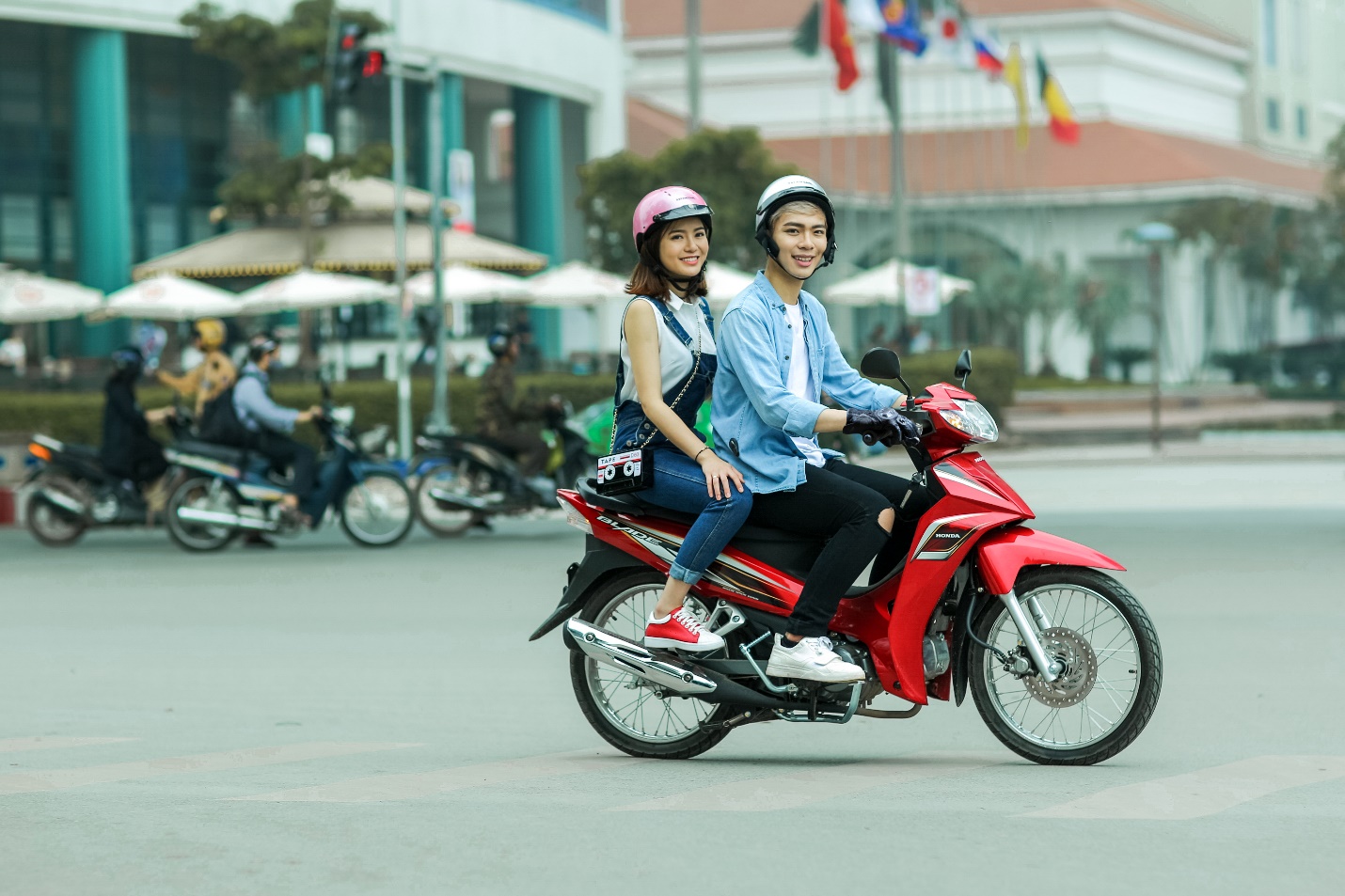 Sau tất cả, Erik lại rủ r&ecirc; hotgirl T&uacute; Linh &ldquo;đi trốn&rdquo; - Ảnh 1.