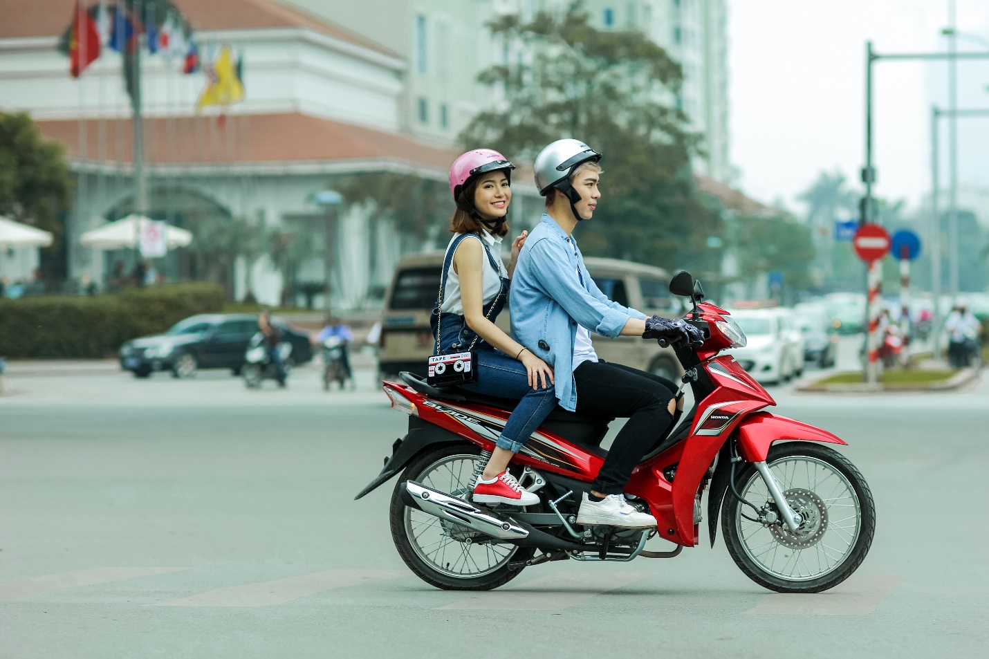 Sau tất cả, Erik lại rủ r&ecirc; hotgirl T&uacute; Linh &ldquo;đi trốn&rdquo; - Ảnh 2.