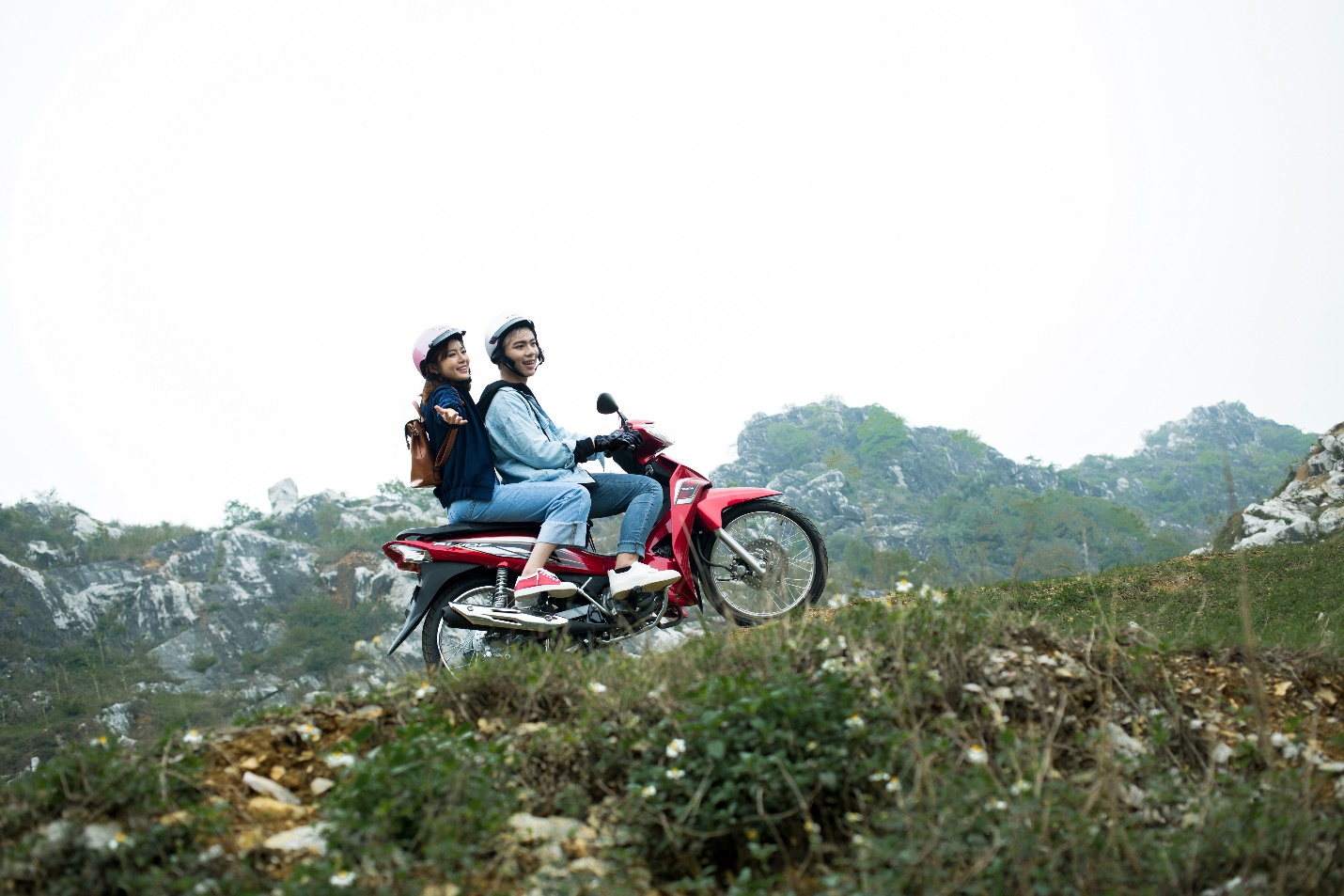 Sau tất cả, Erik lại rủ r&ecirc; hotgirl T&uacute; Linh &ldquo;đi trốn&rdquo; - Ảnh 4.