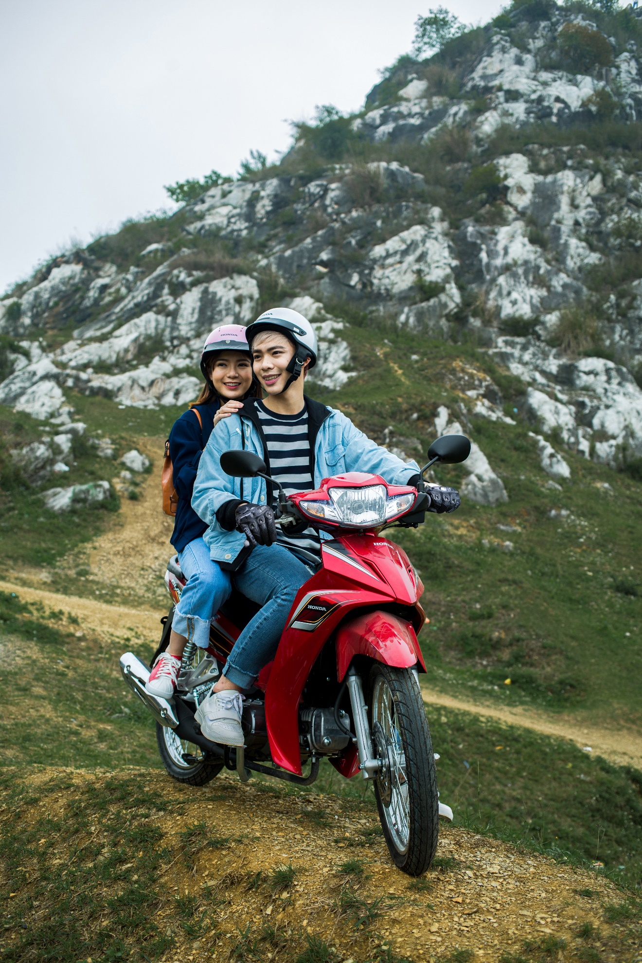 Sau tất cả, Erik lại rủ r&ecirc; hotgirl T&uacute; Linh &ldquo;đi trốn&rdquo; - Ảnh 5.