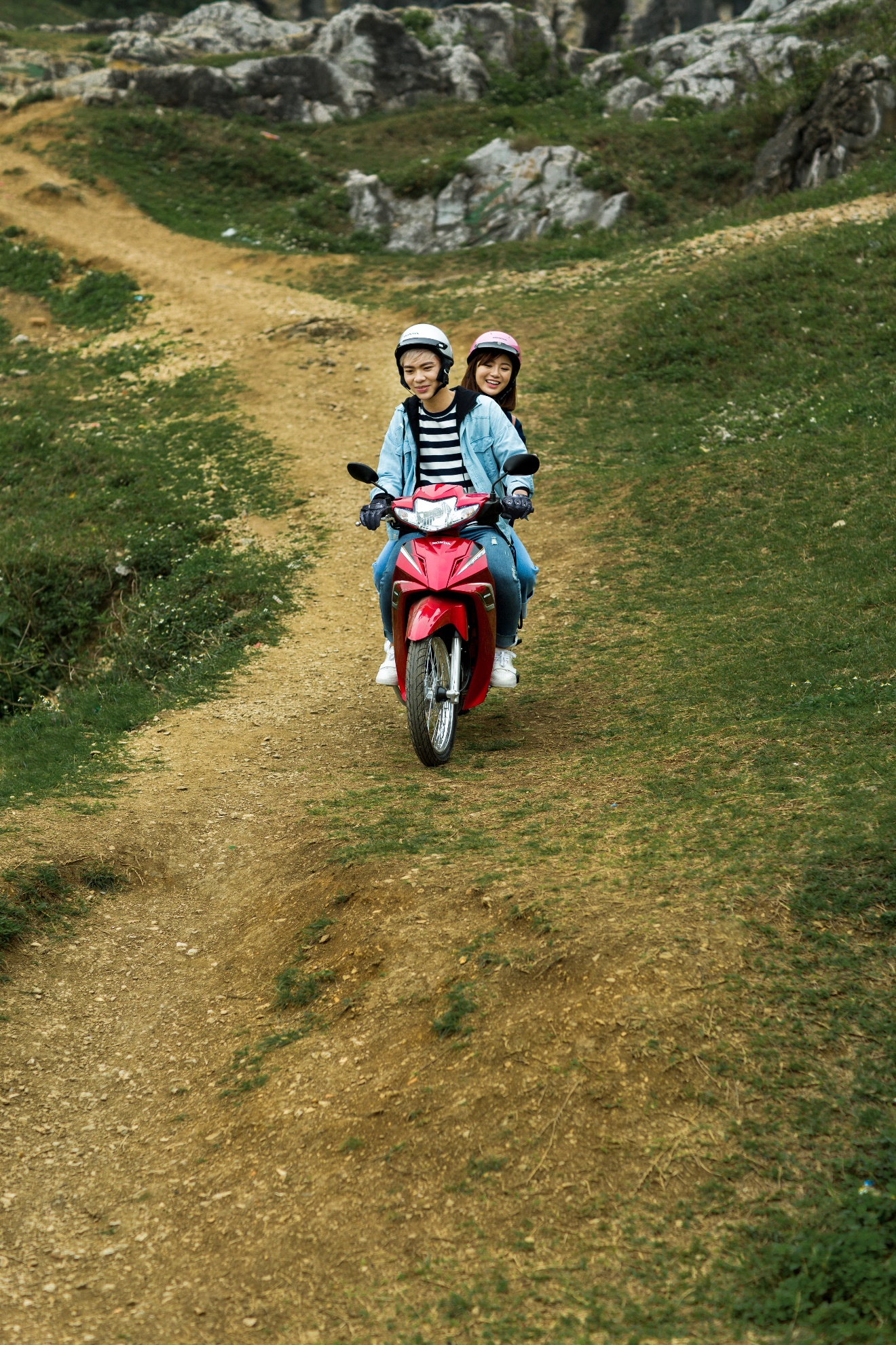 Sau tất cả, Erik lại rủ r&ecirc; hotgirl T&uacute; Linh &ldquo;đi trốn&rdquo; - Ảnh 7.