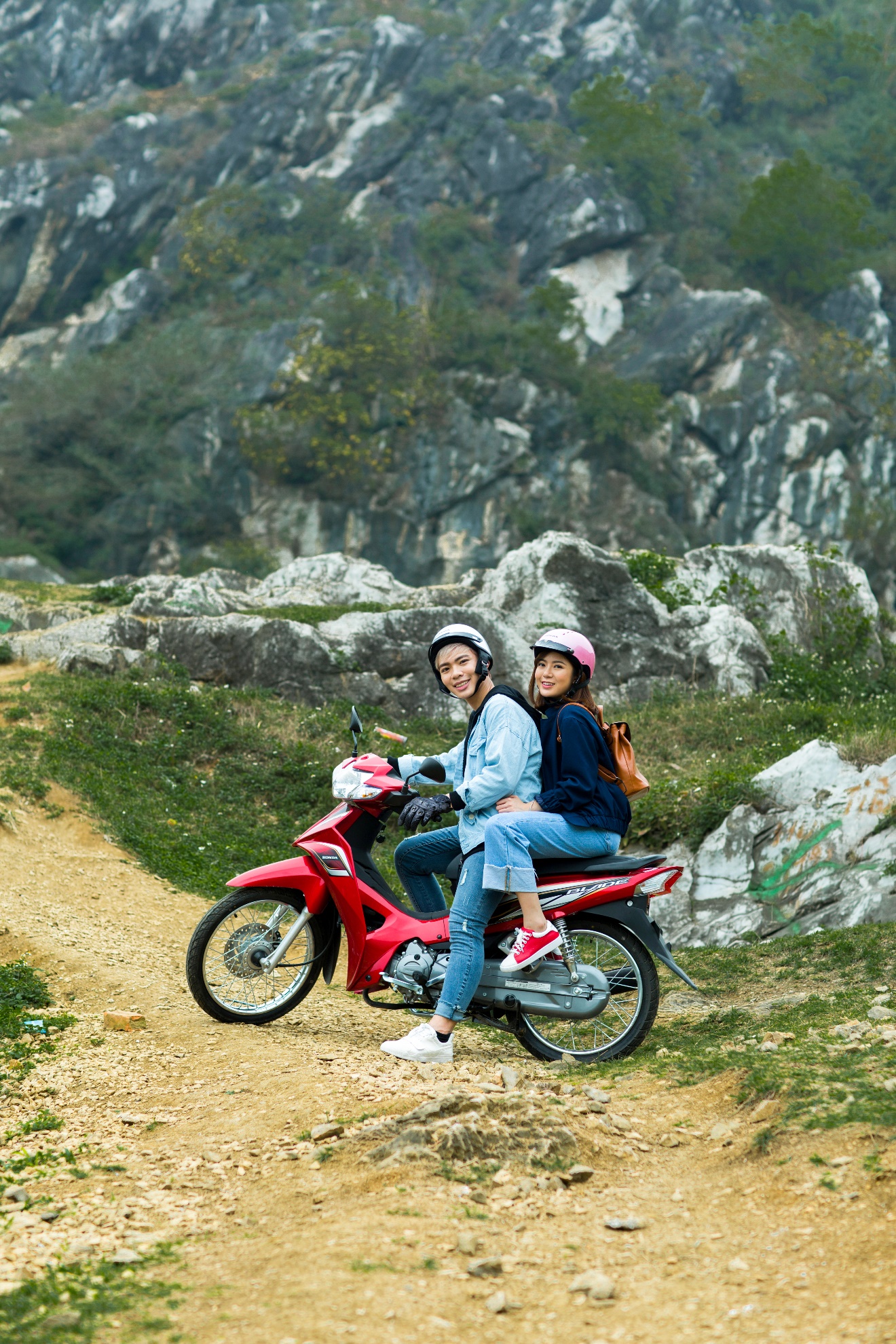 Sau tất cả, Erik lại rủ r&ecirc; hotgirl T&uacute; Linh &ldquo;đi trốn&rdquo; - Ảnh 8.