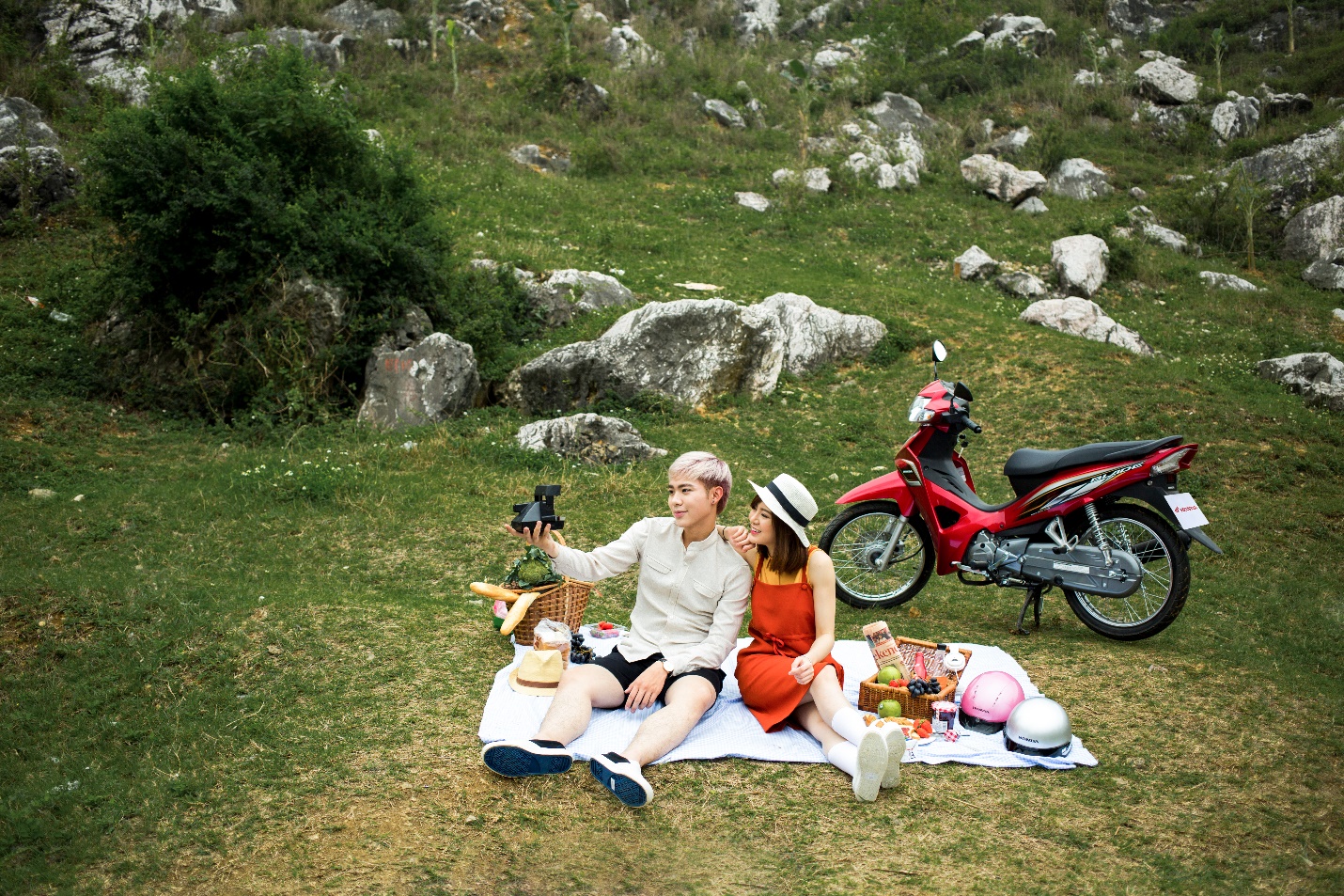 Sau tất cả, Erik lại rủ r&ecirc; hotgirl T&uacute; Linh &ldquo;đi trốn&rdquo; - Ảnh 12.