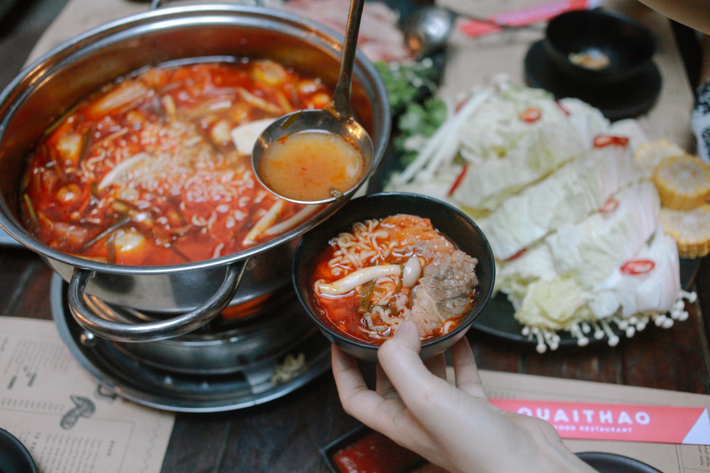 Lẩu kim chi - M&oacute;n mới chắc chắn phải thử tr&ecirc;n phố Đường Th&agrave;nh - Ảnh 6.