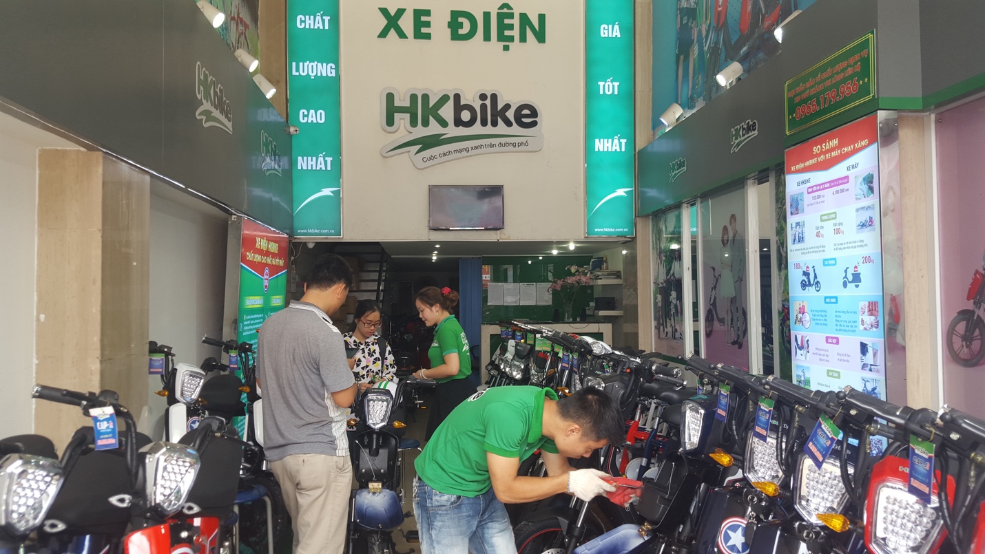 Phụ huynh mua xe điện l&agrave;m qu&agrave; kh&iacute;ch lệ con sau kỳ thi học kỳ căng thẳng - Ảnh 2.