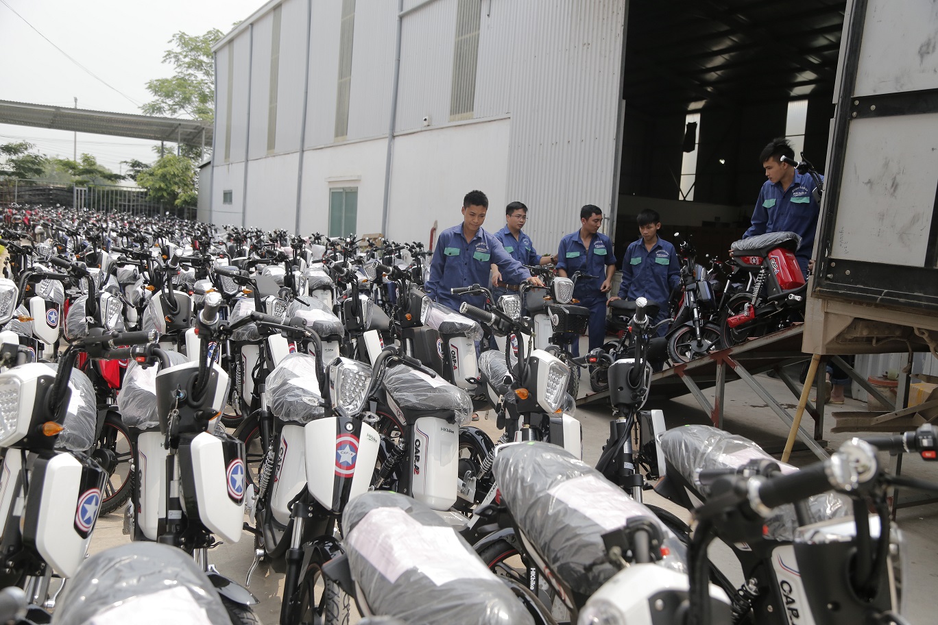 Phụ huynh mua xe điện l&agrave;m qu&agrave; kh&iacute;ch lệ con sau kỳ thi học kỳ căng thẳng - Ảnh 6.