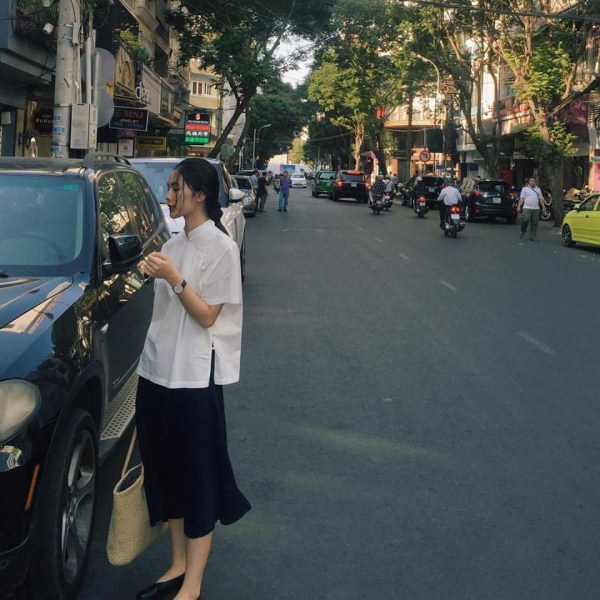 Helly Tống mặc tối giản mà vẫn nổi bật trên phố nhờ kiểu tóc tết phá cách - Ảnh 5.