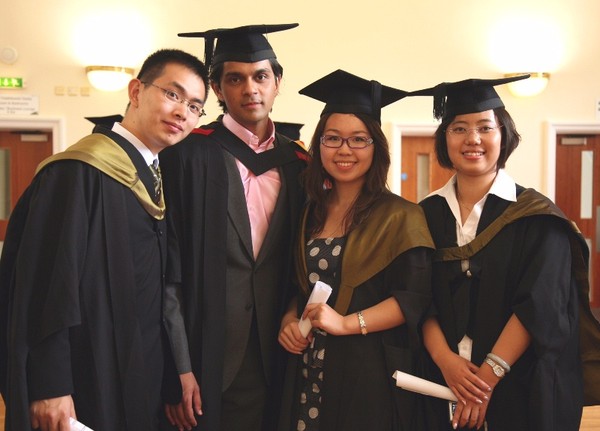 Nhận bằng Thạc sĩ MBA từ ĐH hàng đầu Vương Quốc Anh tại Singapore - Ảnh 1.