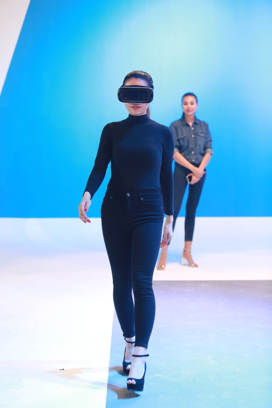 Thanh Hằng huấn luyện học viên tập catwalk bằng… kính thực tế ảo - Ảnh 6.