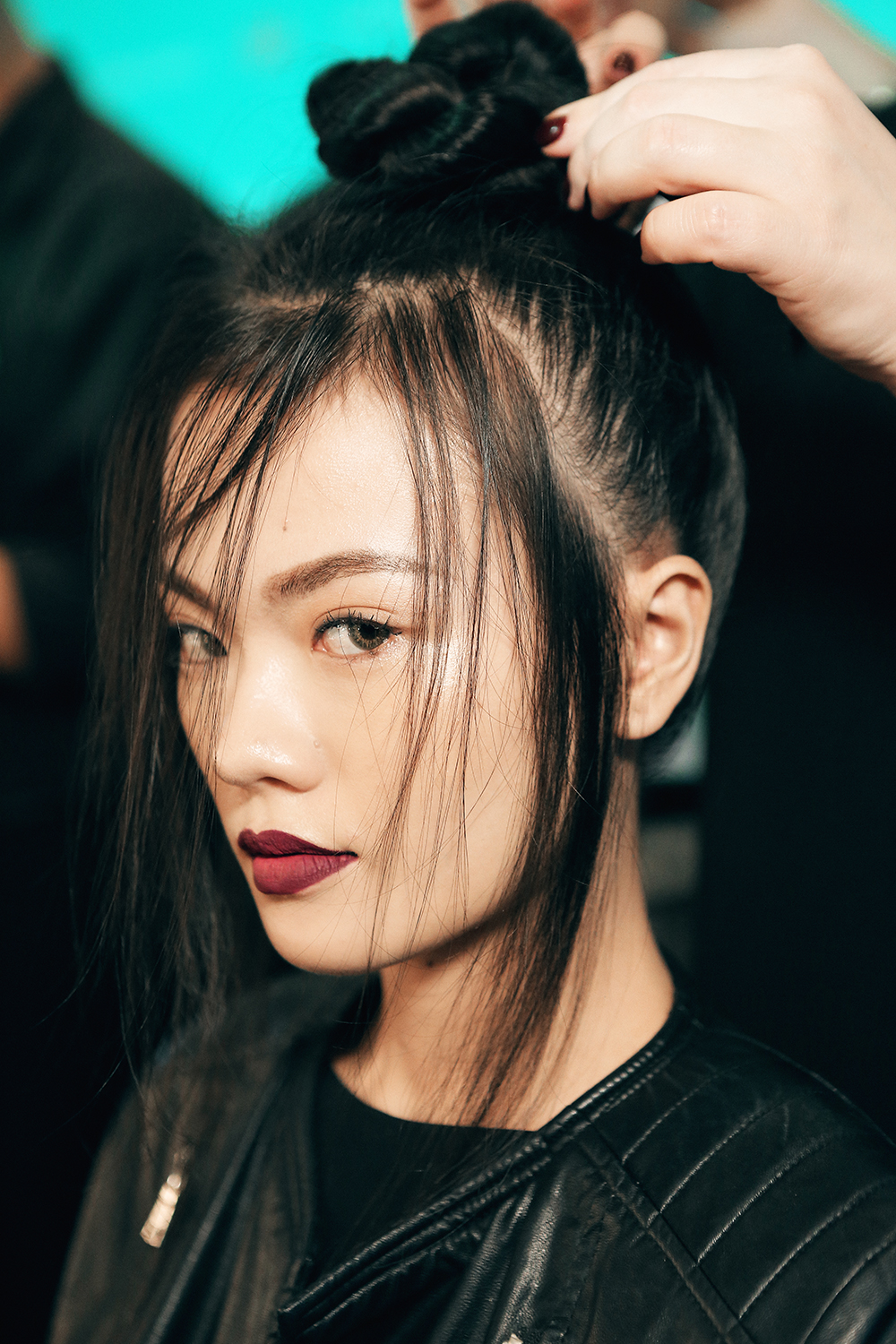 Kh&aacute;c lạ với mốt t&oacute;c b&uacute;i của chuy&ecirc;n gia Violet Sainsbury - Ảnh 7.