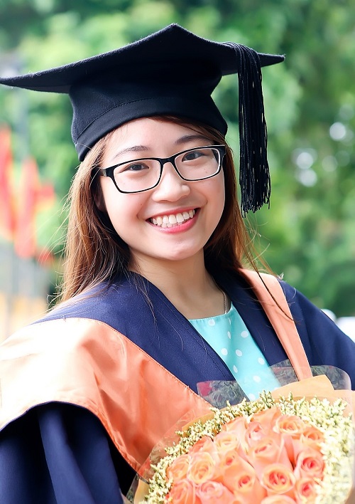 Đẹp rạng ngời trong lễ Tốt nghiệp, nữ sinh ĐH Hà Nội khiến ai cũng ngắm nhìn - Ảnh 1.