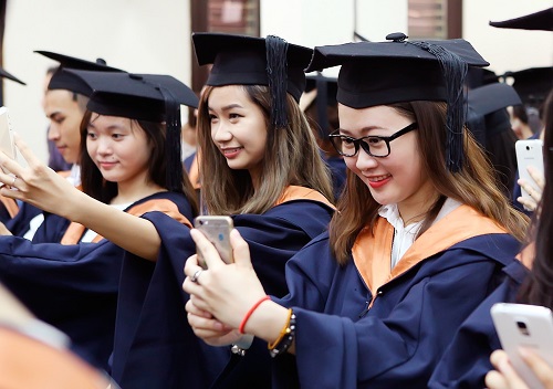 Đẹp rạng ngời trong lễ Tốt nghiệp, nữ sinh ĐH Hà Nội khiến ai cũng ngắm nhìn - Ảnh 2.