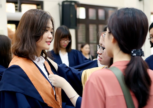 Đẹp rạng ngời trong lễ Tốt nghiệp, nữ sinh ĐH Hà Nội khiến ai cũng ngắm nhìn - Ảnh 3.