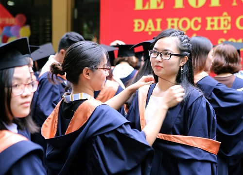 Đẹp rạng ngời trong lễ Tốt nghiệp, nữ sinh ĐH Hà Nội khiến ai cũng ngắm nhìn - Ảnh 4.
