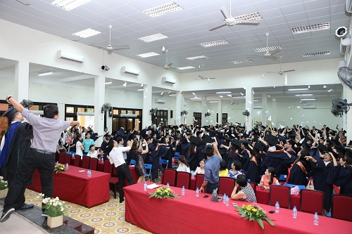 Đẹp rạng ngời trong lễ Tốt nghiệp, nữ sinh ĐH Hà Nội khiến ai cũng ngắm nhìn - Ảnh 6.