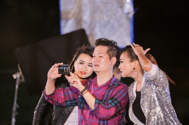 Vietnam’s Next Top Model gây sốc khi photoshoot chỉ bằng... điện thoại - Ảnh 1.