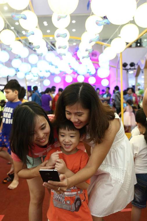 Giới trẻ Sài thành say mê selfie với hàng ngàn đèn lồng đầy màu sắc - Ảnh 3.